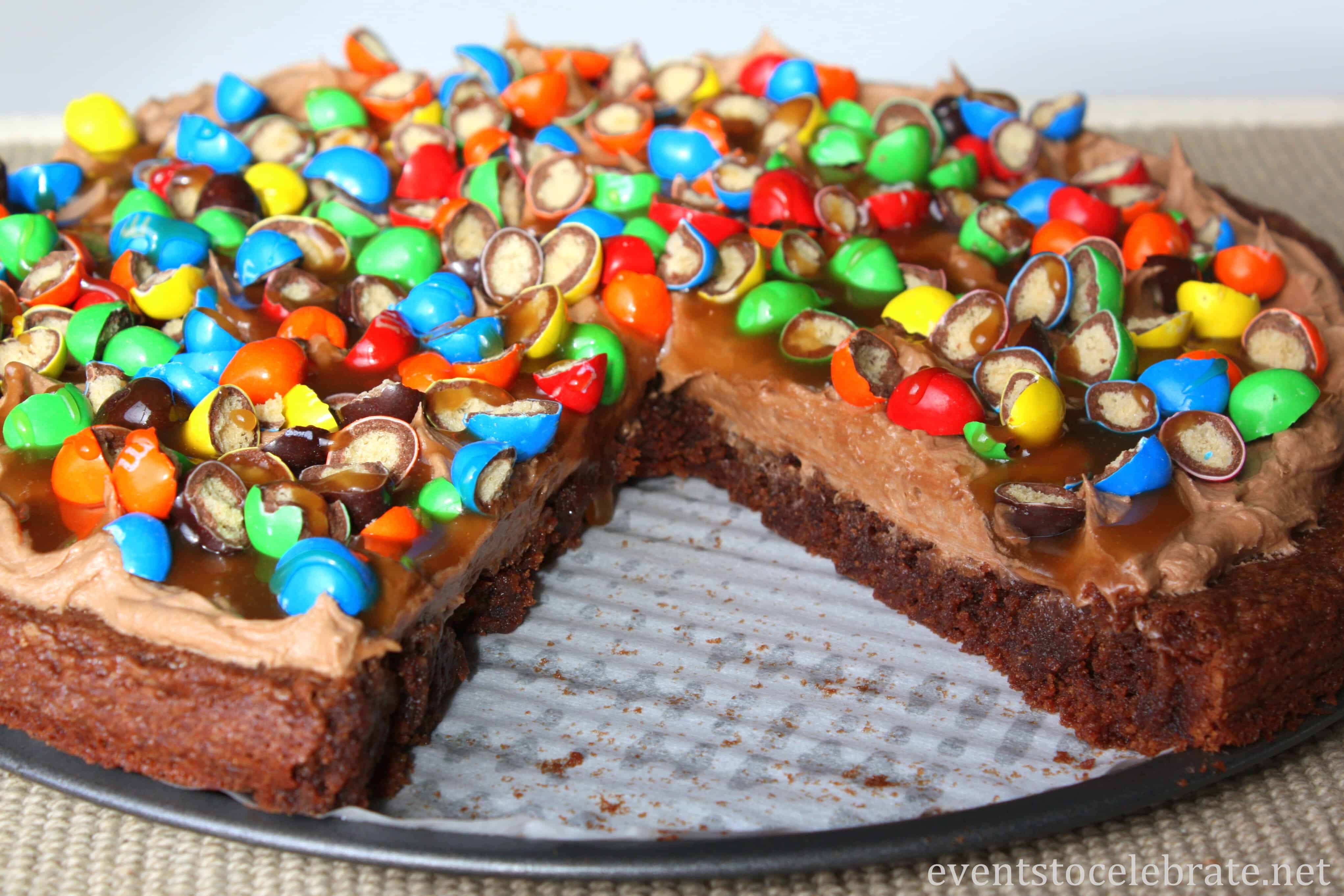 M&M's® Crispy Dessert Pizza #CrispyIsBack #ad