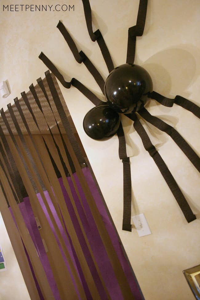 Giant spider decoration for Minecraft birthday party. This idea comes from Meetpenny.com